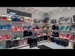 Várias amostras de mochilas exibem